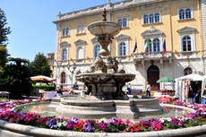 Brunnen vor der Stadtverwaltung in Alassio in Ligurien