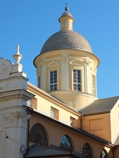 Seitliche Aufnahme der Kirche san Francesco in der ligurischen Küstenstadt Chiavari