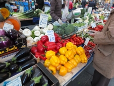 Auf dem Markt in der Piazza Mazzini in Chiavari können Sie frisches Obst und Gemüse kaufen