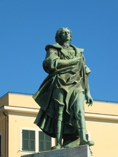 Statue von Christoph Kolumbus in der Nähe des Hafens von Chiavari in Ligurien
