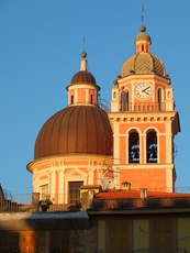 Glockenturm und Kuppel der Kirche San Giovanni Battista im Zentrum von Chiavari