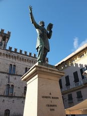 Denkmal des Demokraten und Freiheitskämpfers Giuseppe Mazzini auf der Piazza Mazzini vor dem Justizpalast in Chiavari