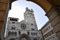 Blick auf die imposante Kathedrale San Lorenzo in Genua - ein Meisterwerk gotischer Kunst