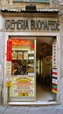 In Genua finden Sie viele typische Geschäfte mit Spezialitäten jeder Art