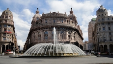 Piazza de Ferrari in Genua mit dem schönen Springbrunnen