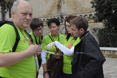 Die Teams besprechen die ersten Schritte der Paparazzi City Tour in Italien