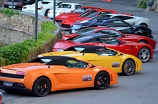 Ferrari, Lamborghini und Porsche sicher geparkt am Hotel in Italien