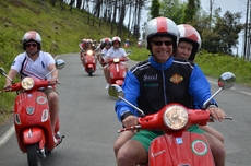 Die Teilnehmer genießen die Vespa-Tour in Italien