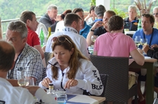 Die Gruppe tauscht sich beim gemeinsamen Mittagessen über die Erlebnisse der Vespa-Tour aus