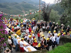 Mittagspause für die Wandergruppe mit regionalen Köstlichkeiten im Hinterland von Ligurien