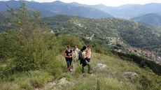 The hiking giude leads the group through the hills of Liguria