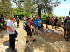 Die Gruppen genießen eine Pause hoch über dem Meer in Ligurien