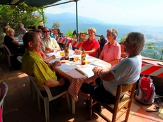 Nach der Wanderung kommt die Belohnung: Die Gruppe genießt ein typisch ligurisches Mittagessen mit wunderbarem Ausblick!