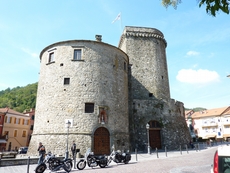 Die imposante Festung von Varese Ligure im ligurischen Hinterland
