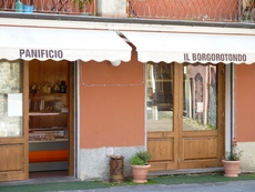 Eine Bäckerei in Varese Ligure mit köstlicher Focaccia und Brotspezialitäten