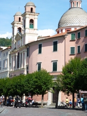 Kirche San Filippo Neri e Teresa d‘Avilla am Hauptplatz von Varese Ligure gegenüber der Burg