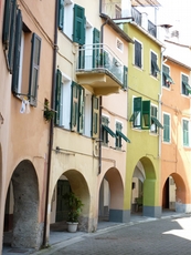 Farbenspiel am Nachmittag im Borgo Rotondo – runden Dorf - Varese Ligure