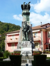 Denkmal für die im Krieg Gefallenen am Hauptplatz von Varese Ligure neben der Burg