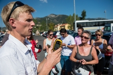 Briefing für die GPS-Schatzsuche während der Vespa-Tour