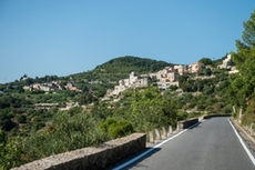 Auf dem Weg zu einem mittelalterlichen Dorf in Italien