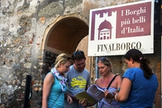 Auf der Vespa-tour erkunden die Teilnehmer zum Beispiel Finalborgo, eines der schönsten Dörfer Italiens 