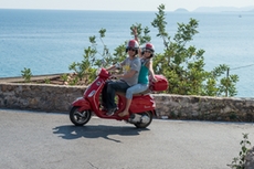 Die Teilnehmer des Incentives genießen die lustige Vespa Tour in Ligurien