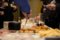 Die Teilnehmer genießen feinste Käsesorten und ligurische Snacks